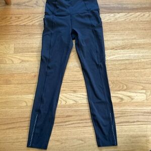 Lululemon black reflective side pocket size 4 gently used
